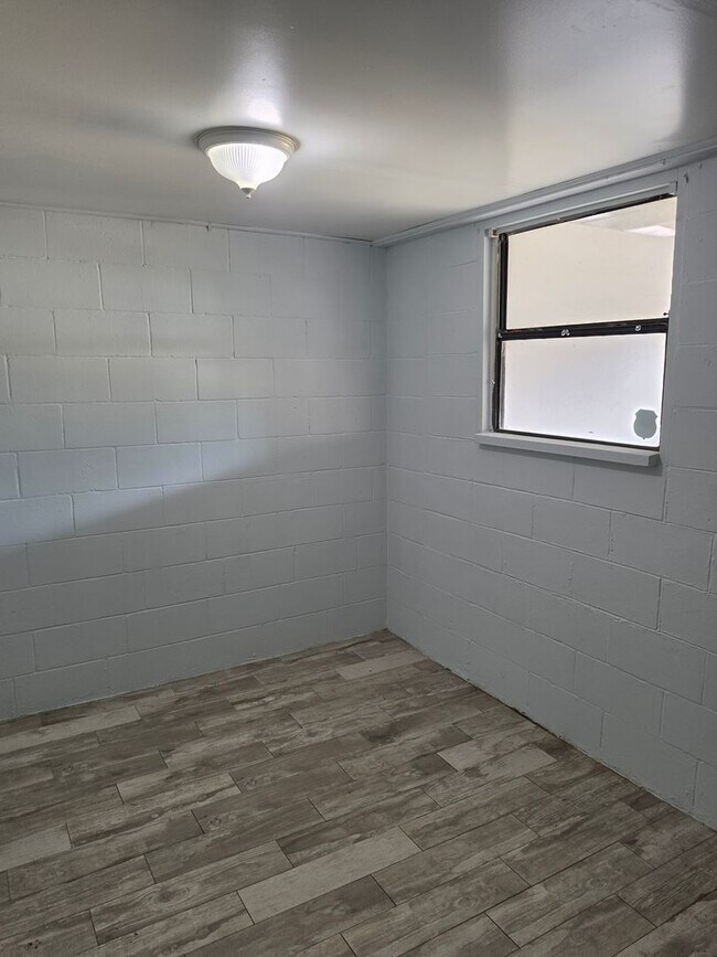 Building Photo - 2205 S Park Ave