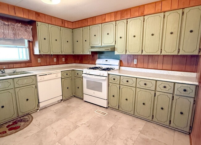 Building Photo - 10675 N Kilimanjaro Ave