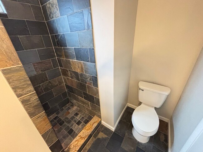 Building Photo - Beautiful 3Bed/2Bath Home located in South...