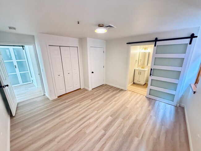 Building Photo - 2BD/2BA Stylish Condo AVAILBLE JUNE 1ST, 2026