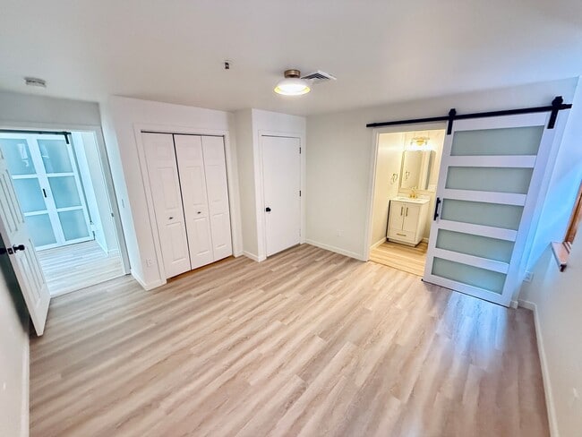Building Photo - Just listed for rent and ready - Stylish C...