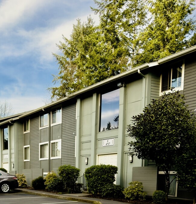 Building Photo - 4717 W Lake Sammamish Pky SE
