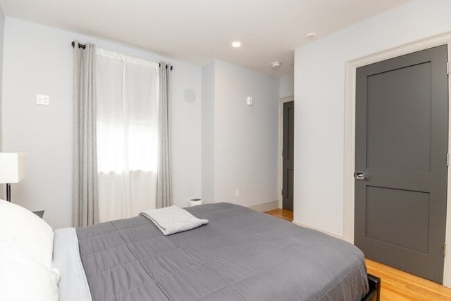 Building Photo - 142 Willard St