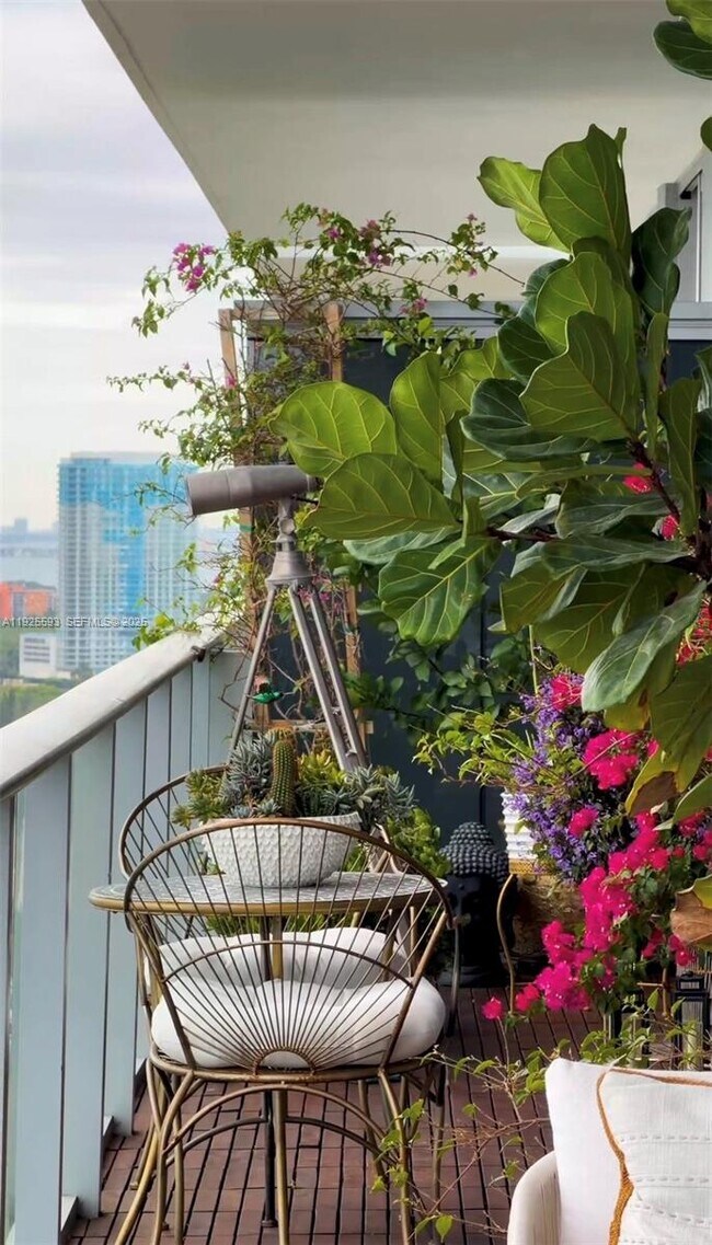 Building Photo - 16385 Biscayne Blvd