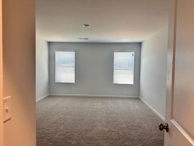 Building Photo - 121 Founders Dr