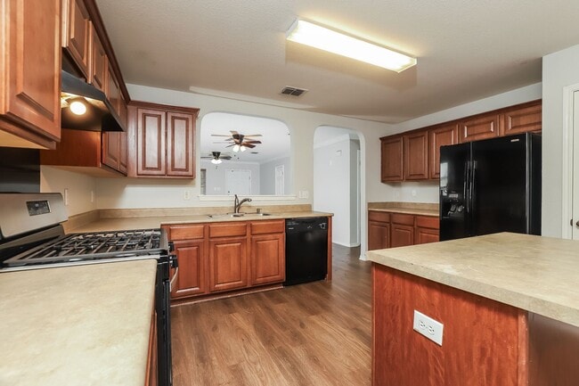 Building Photo - 3 bedroom 2 bathroom on a culdesac located on the far westside of San Antonio