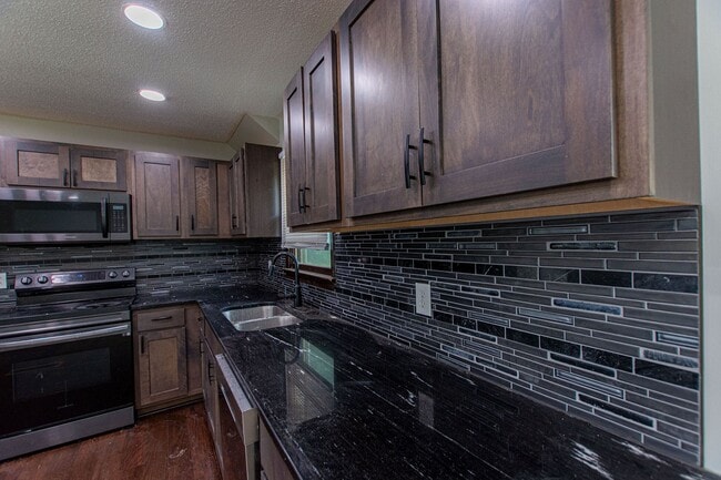 Building Photo - SPACIOUS 3 Bedroom / 2.5 Bath off 120th an...