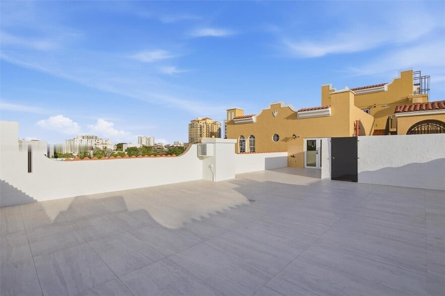 Building Photo - 1400 Salzedo St