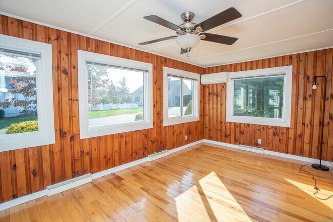 Building Photo - 10 Dorothy Rd