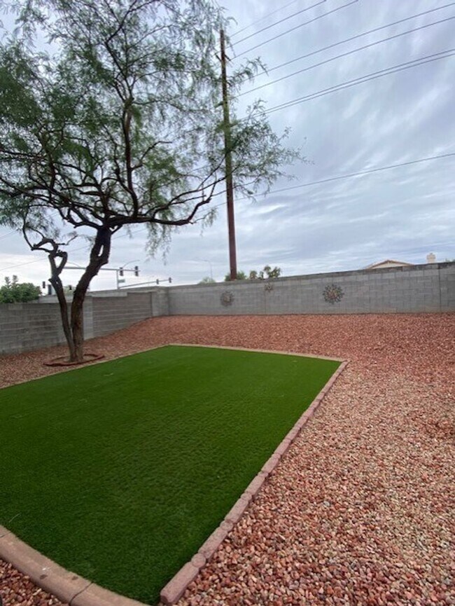 Building Photo - Beautiful 3-Bedroom Home with Vaulted Ceilings & Private Fenced Yard