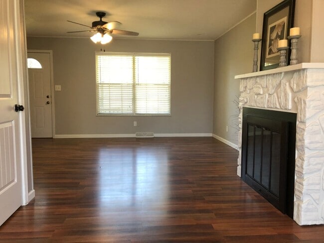 Building Photo - 3 Bedroom 2.5 Bath Home in the country!