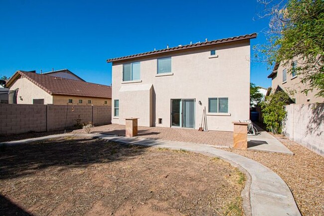 Building Photo - Welcome to this stunning 4 bedroom, 2.5 ba...