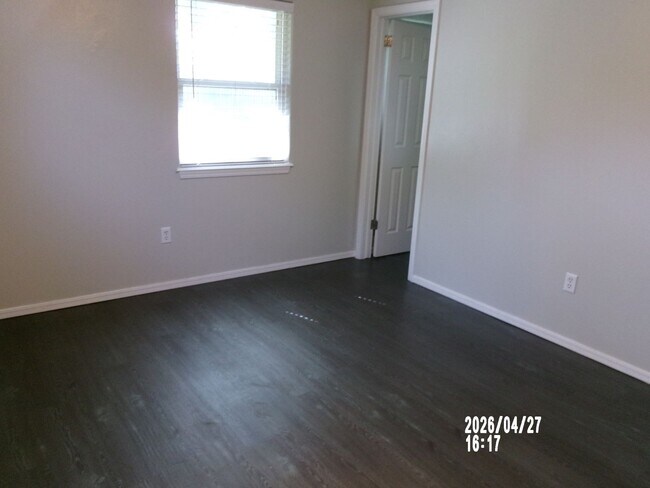 Building Photo - 106 N Elk Dr
