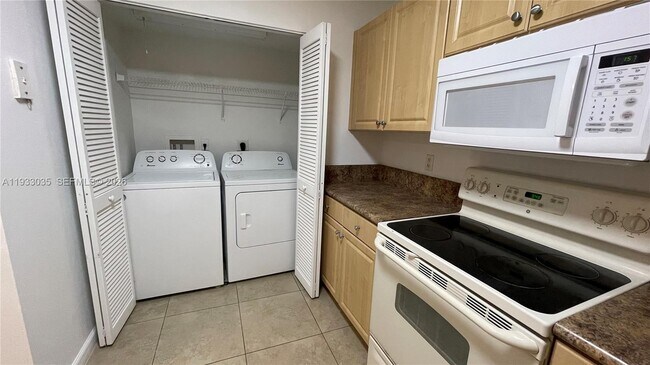 Building Photo - 529 E Sheridan St