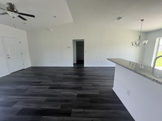 Building Photo - 18 Maple Ln