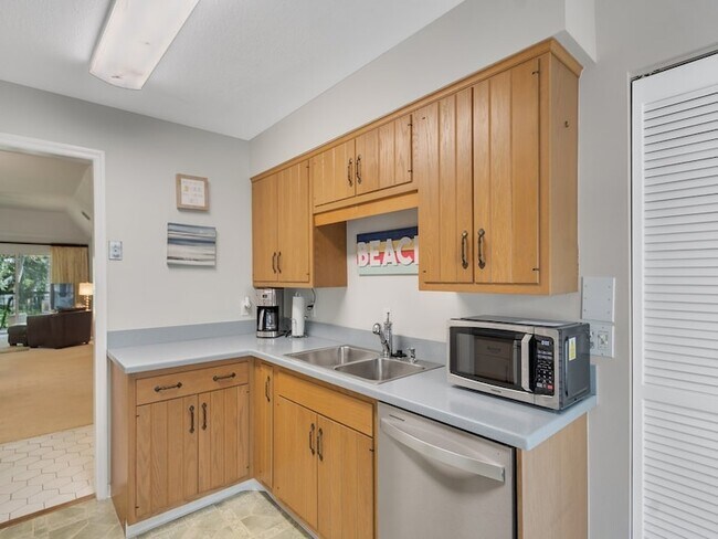 Building Photo - 101 Park Shores Cir
