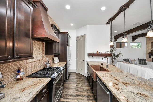 Building Photo - 1141 W 23rd St