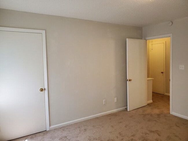 Building Photo - 2 Bedroom, 1.5 Baths Townhome in Candlewood Community.