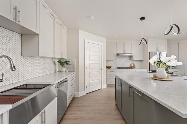 Building Photo - 10101 Woodhaven Dr