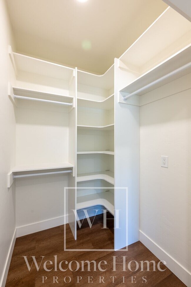 Building Photo - Updated 2 Bed Home with Detached Office & Fenced Yard