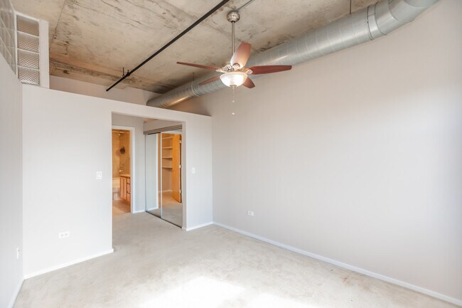Building Photo - 6 S Laflin St