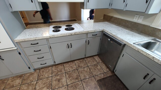 Building Photo - 2025 N 432