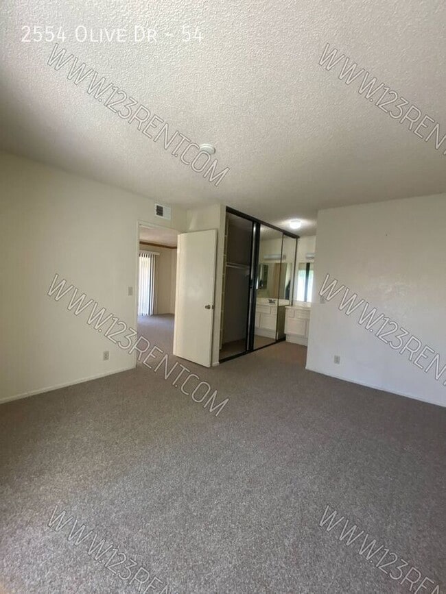 Building Photo - 2554 Olive Dr