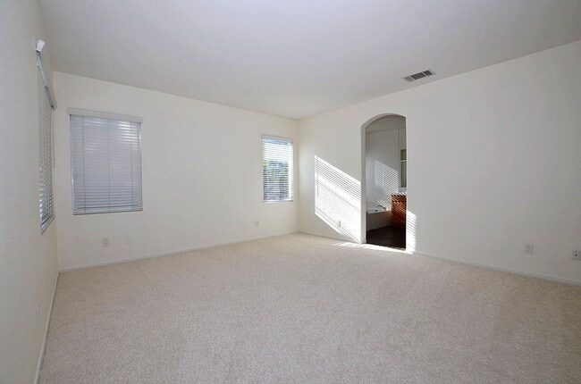 Building Photo - 4Br/3-1/2 bathroom Home