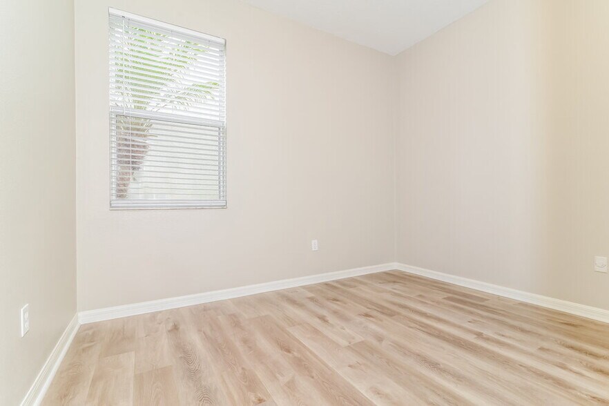 Building Photo - 14221 Lake Live Oak Dr