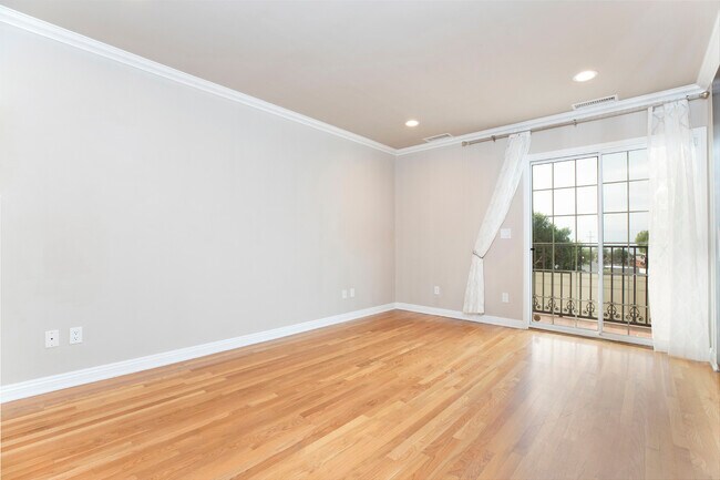 Building Photo - 10557 Helendale Ave