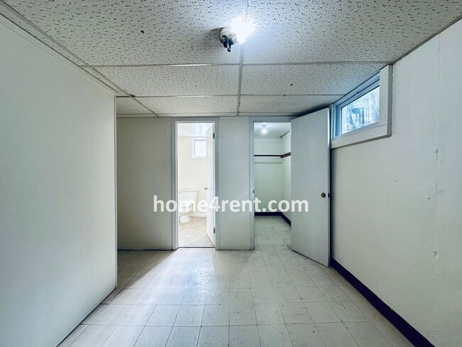 Building Photo - Charming Duplex Style Home with New Paint, Updated Floors, Finished Basement and a Quiet Back Patio!