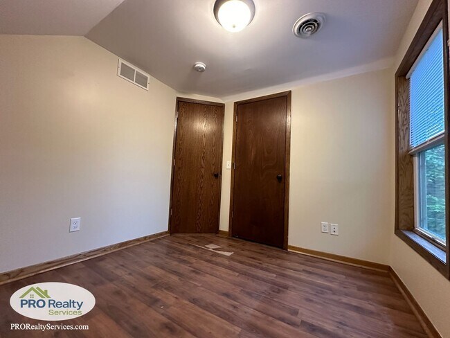 Building Photo - 3 Bedroom Home in St. Paul