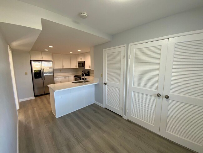 Building Photo - 3 Bedroom Condo on the Bay!