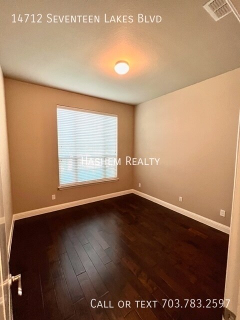 Building Photo - MOVE IN SPECIAL!!!!