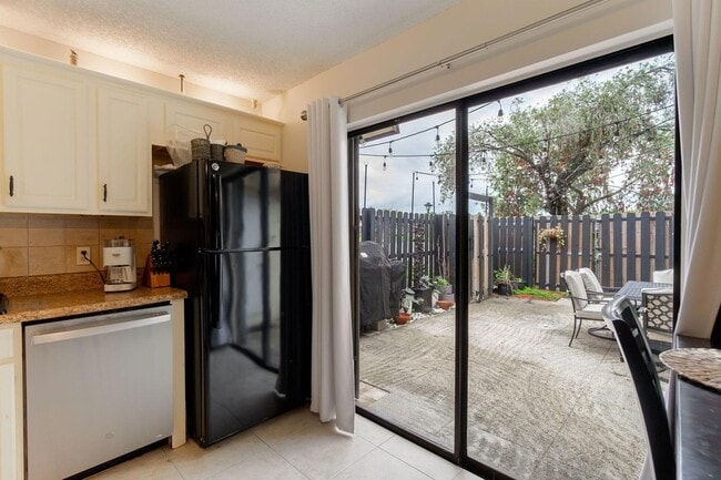 Building Photo - 393 Lake Arbor Dr