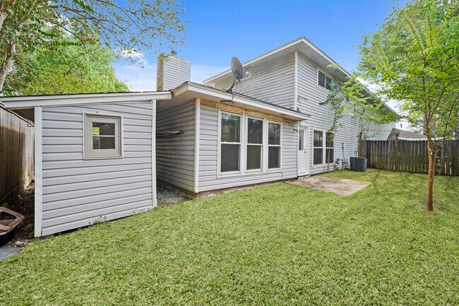 Building Photo - 10814 Sugar Hill Dr