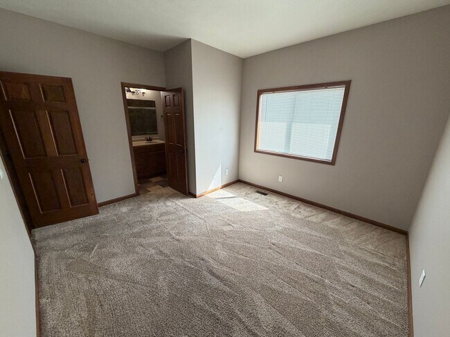 Building Photo - Feels like a New Home!