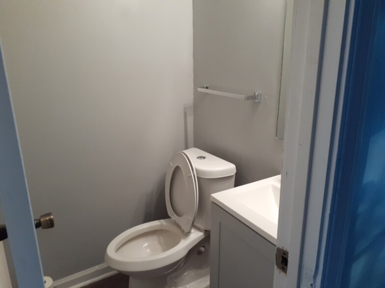 Building Photo - 170 Governors Dr