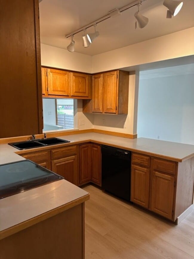 Building Photo - Beautiful Townhome