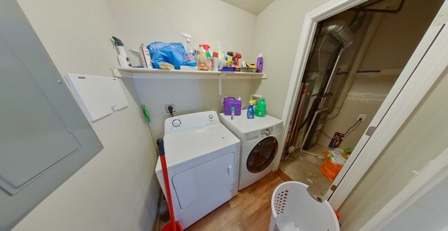 Building Photo - 3D Tour Available - Great Location + Washer & Dryer + Pet Friendly! Available August 1st!