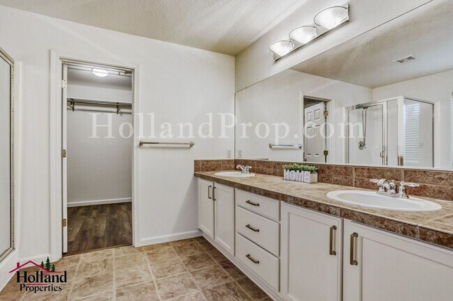 Building Photo - Updated Monthly Rent: $3,000 - Beautiful updated 4 Bedroom home in Beaverton