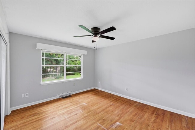 Building Photo - Spacious 4BR Home in Clinton School District with Multiple Living Areas