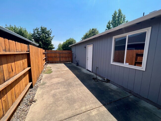 Building Photo - 1610 Warren Way