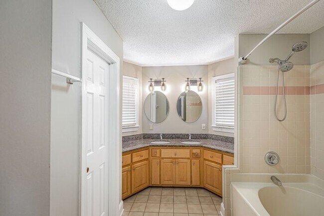 Building Photo - NW Large Updated Home! LR, DR, Den, FP, Ha...