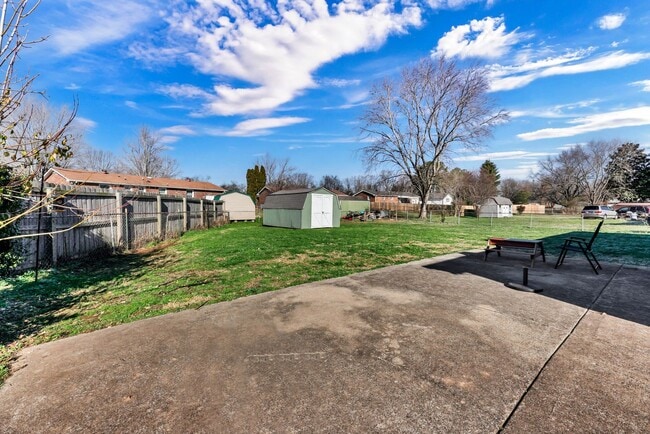 Building Photo - 215 Aster Dr