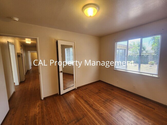 Building Photo - 430 E Laurel Dr
