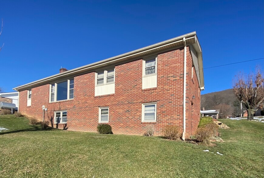 Building Photo - 410 Colonial Ave