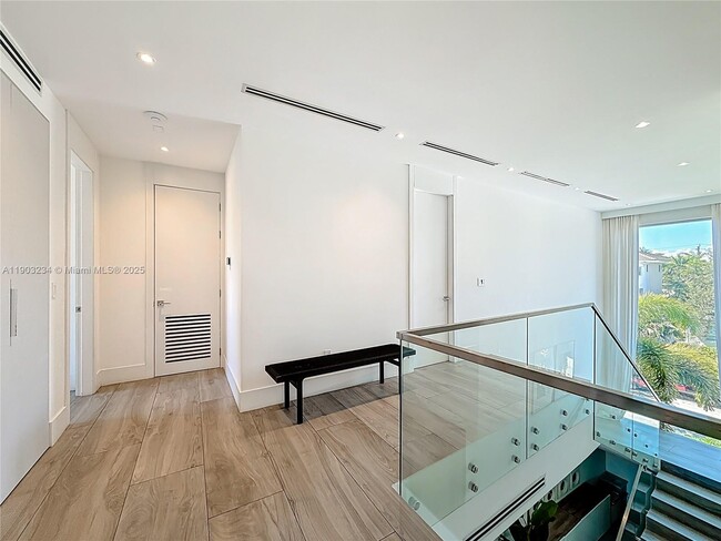 Building Photo - 561 Warren Ln