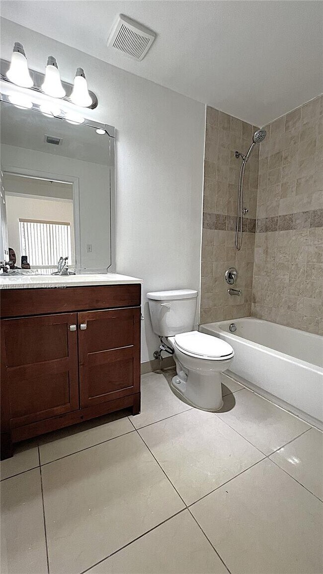 Building Photo - 909 SW 15th Ave