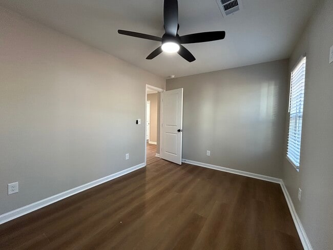 Building Photo - 1226 Beechview Dr SE